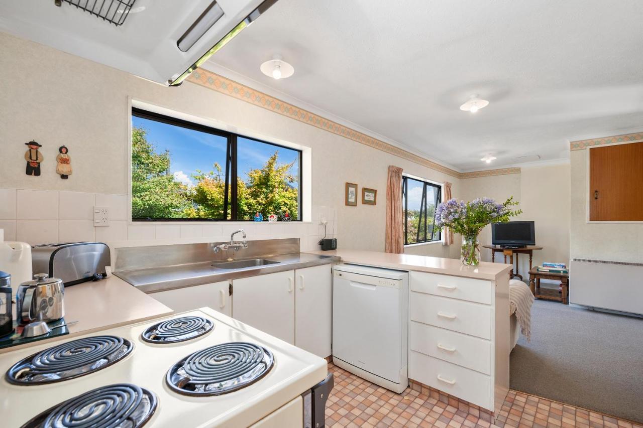 Lake Vista At Two Mile Bay- Taupo Central Home 外观 照片
